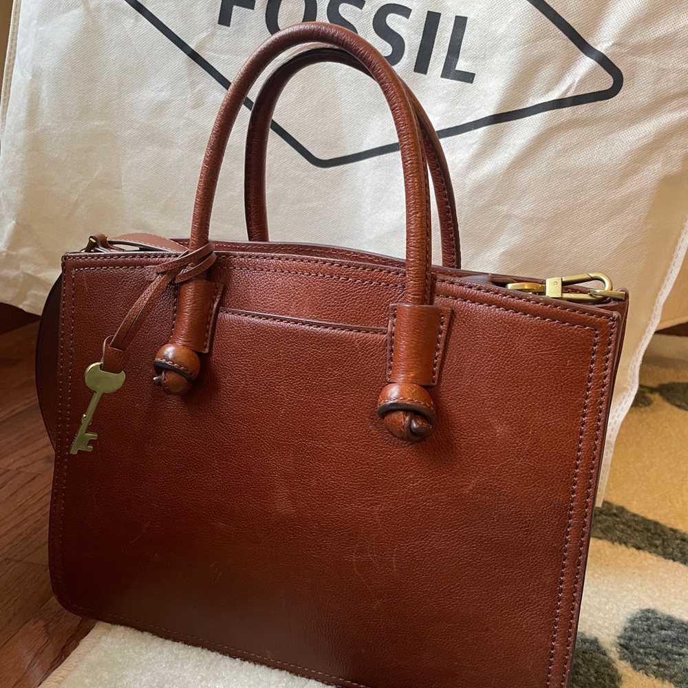 Leather Fossil satchel, lightly used. Great pockets for organization.